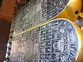 Les 108 états de Bouddha sur la plante des pieds de la statue