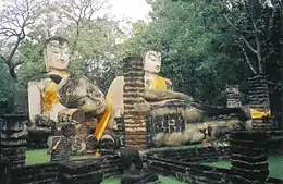 Wat Phra Kaeo, un Bouddha couché et deux Bouddhas assis