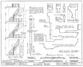 Détails intérieurs: l'escalier en colimaçon principal, les chambranles de porte et les plinthes.