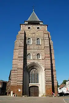 La tour vue de face.