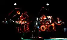 un groupe de musique sur scène