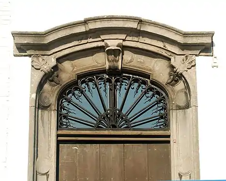 La baie d'imposte de style rococo de la porte d'entrée principale.