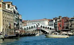 Le pont du Rialto à Venise au-dessus du Grand Canal (XVIe&nbsp;siècle).
