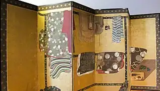 Byōbu du milieu du XVIe&nbsp;siècle présentant plusieurs vêtements, et reprenant la thématique du Tagasode (誰が袖?).