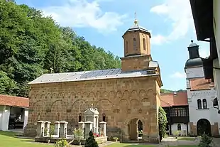Autre vue de l'église, avec la tour d'entrée.