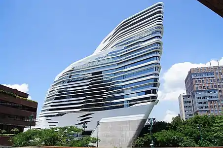 Le Jockey Club Innovation Tower&nbsp;(en), à Hong Kong (par Zaha Hadid, 2013).
