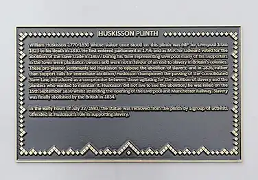 Plaque installée après les manifestations de 2020, près du socle de la statue renversée en 1982.