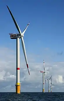 La ressource naturelle qu'est le vent alimente cette éolienne de 5&nbsp;MW dans un parc éolien à 28&nbsp;km au large de la Belgique.