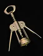 Tire-bouchon à levier ; dit « Charles de Gaulle ».