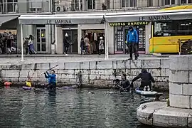 Dépollution dans le port de Sète en janvier 2021.