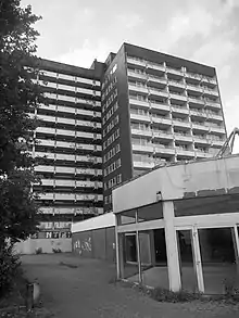 Photographie d'un complexe d'immeubles.