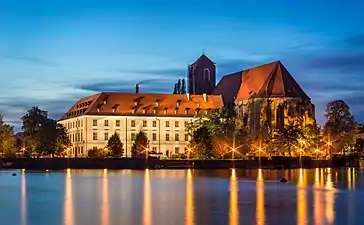 À Wroclaw, sur Bulwar Piotra Włostowica we Wrocławiu&nbsp;(pl), un monastère de l'Université de Wrocław et l'église Sainte-Marie-sur-le-Sable, tous deux du XIIe&nbsp;siècle. Photo septembre 2014.