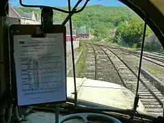 Vue depuis le poste de conduite vers l'avant de l'autorail. On distingue clairement la feuille de route établie par le CFTVA.