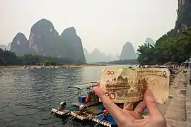À la périphérie de la ville de Xingping, vue illustrant le billet de 20 Yuans.