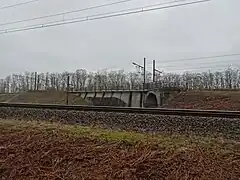 Le tunnel, comblé, sous la ligne 25 se trouvait à gauche de celui, toujours utilisé, de la ligne 27B.