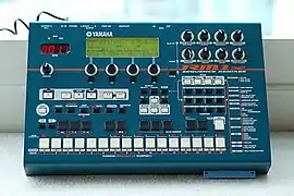 Le texte « abstract » affiché sur un afficheur à segment du Yamaha RM1x&nbsp;(en)