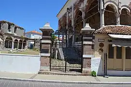 Vue de la mosquée depuis le nord-ouest, avec l'ancienne maison du mufti à gauche.