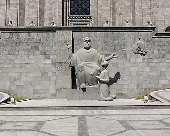 Photo de la statue centrale représentant Machtots et son disciple Korioun.