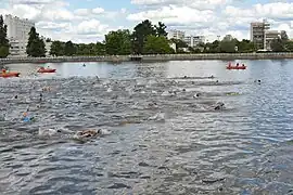 Aquathlètes dans la partie natation d'une épreuve d'aquathlon