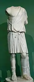 Statue d'un jeune homme à tunique courte trouvée en 1874 via Ariosto, copie d'un original hellénistique du IVe&nbsp;siècle&nbsp;av. J.-C.