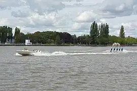 Mise en équilibre dans une compétition de show de ski nautique