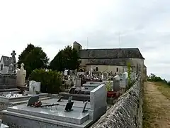 Le cimetière et l'église Saint-Hippolyte.
