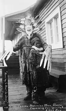 Yup'ik medicine man (en) en exercice. Nushagak, Alaska, 1890s.