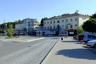 Gare ferroviaire et station de bus.