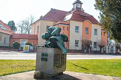 Monument aux morts devant l'école.