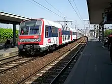 Z 5654 à Villeneuve-Saint-Georges : il s'agit de l'une des rames des Ardoines prêtées au RER D.
