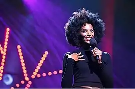 Zainab Johnson interprète Aleesha.