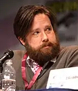 Zak Orth interprète Howie.