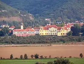Vue d'un château non loin d'une route.