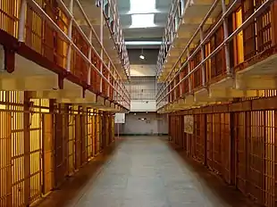 Photographies de plusieurs cellules de la prise d'Alcatraz en Amérique