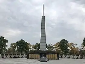 Fusée-sonde T-7M exposée sur un monument qui lui est dédié à Shanghaï