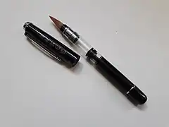 stylo pinceau chinois en poils naturels utilisant une vis sans fin pour recharger l'encre.