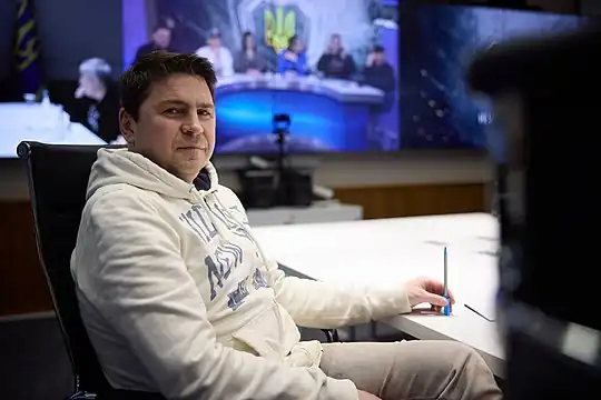 Mykhaïlo Podoliak en réunion avec les différents médias ukrainiens au sujet du téléthon "United News"&nbsp;(en) permettant une coordination entre les différents médias ukrainiens afin d'informer les ukrainiens sur la guerre, le 26 février 2023.