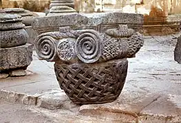 Chapiteau portant le monogramme de Nersès.