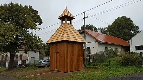 Clocher-tour en bois.