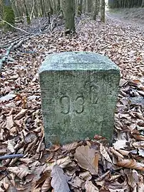 Borne intermédiaire no&nbsp;93L près de Saint-Vith, carrée, hauteur 30&nbsp;cm