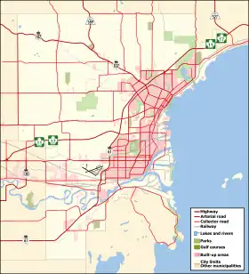 La route 61 arrive par le sud-ouest dans Thunder Bay