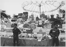 Les médicaments sont entreposés sur une estrade à 6 niveaux protégés par un parasol.