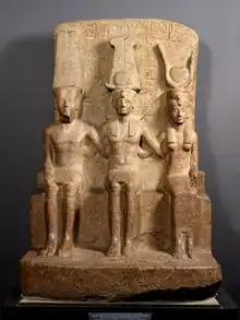 Sculpture représentant Ramsès II entouré par Amon et Mout. Musée égyptologique de Turin.