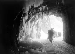Une colonne de traineaux du train de l'armée suisse entre dans le tunnel entre 1914 et 1918.