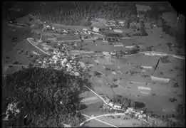 Prise de vue aérienne de 1948 : en bas de l'image le mur antichar de Saconnex (T 70) et le magasin contenant le matériel pour ériger la barricade antichars routière (T 70.01). La colline boisée abrite l'ouvrage d'infanterie A 362 Corbeyrier-Châtillon qui couvre de son feu  les murs antichars du Saconnex (T 70) et de la Scierie (T 70.02).