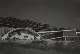 Le Pedregulho&nbsp;(en) en cours de construction.