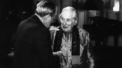 Alan Davidson&nbsp;(en), qui édita le livre de recettes de Phia Sing, lors de la réception de son prix Érasme en 2003.